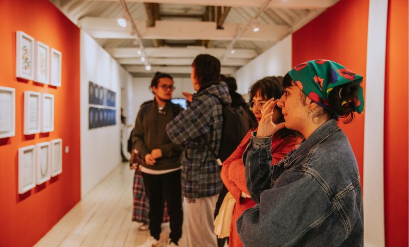 Ciudadanos contemplando obras plásticas y visuales