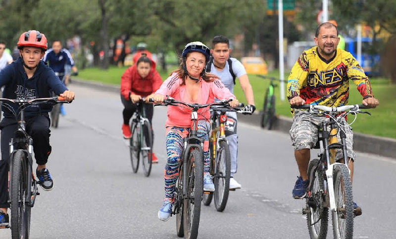 Personas montando bicicleta