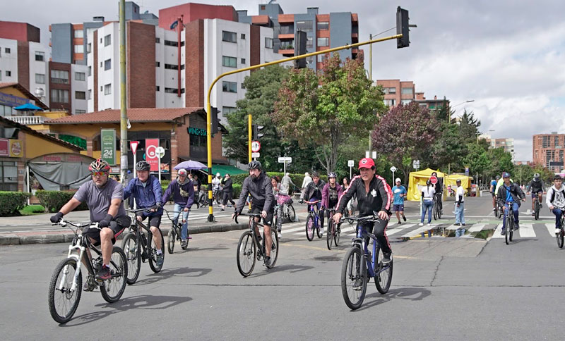 Personas en bicicleta por la ciclovía