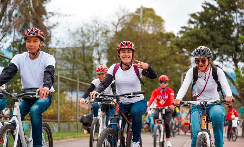 Personas montando bicicleta