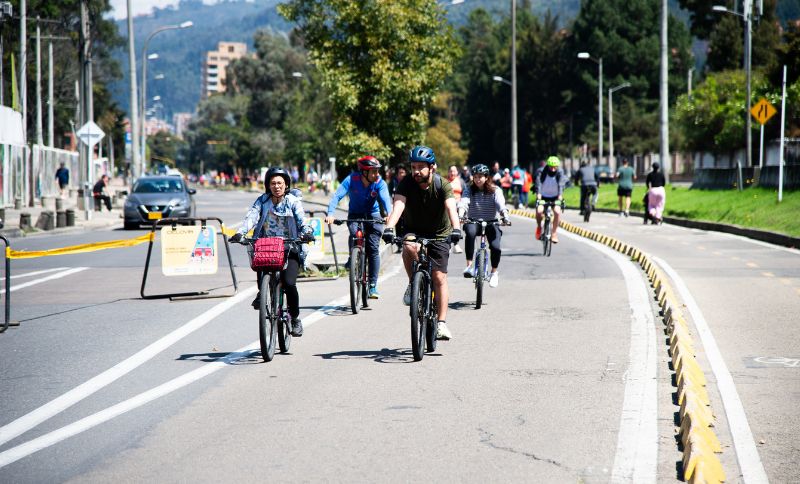 Ciudadanos montando bicicleta