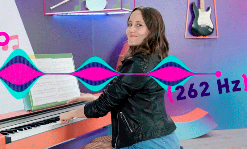 Adolescente tocando un piano y mirando a la cámara