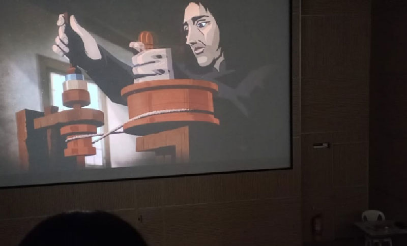 Persona mirando una película en el cine