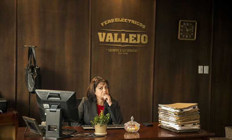Actriz sentada en un escritorio