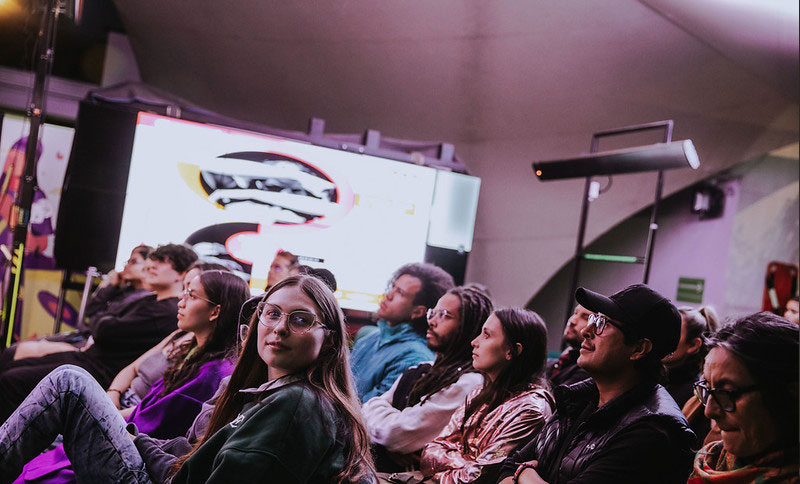 Personas viendo una película
