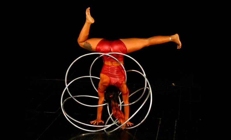 Mujer haciendo malabares en un escenario