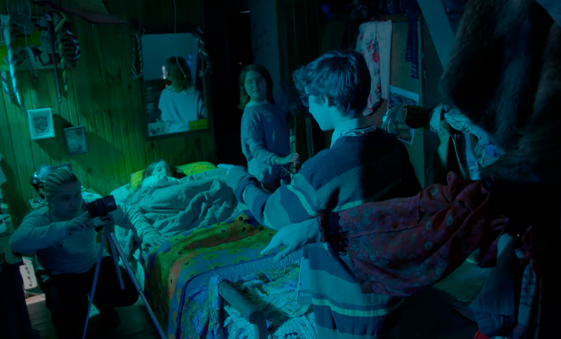 Niñas y niños en una habitación