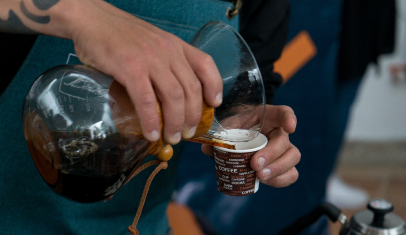Persona sirviendo café