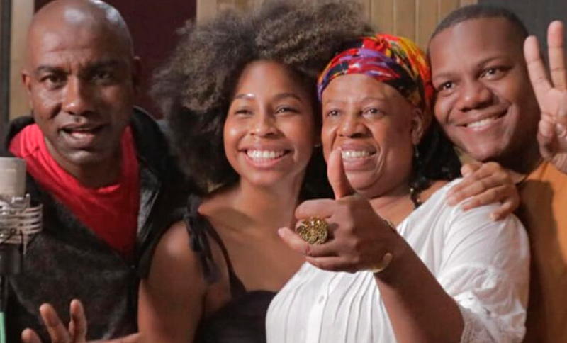 Personas afrodescendientes sonriendo