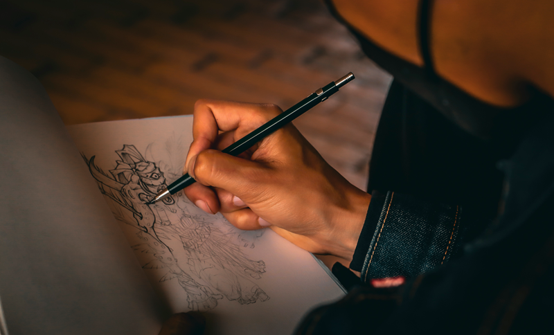 Mano dibujando en un cuaderno
