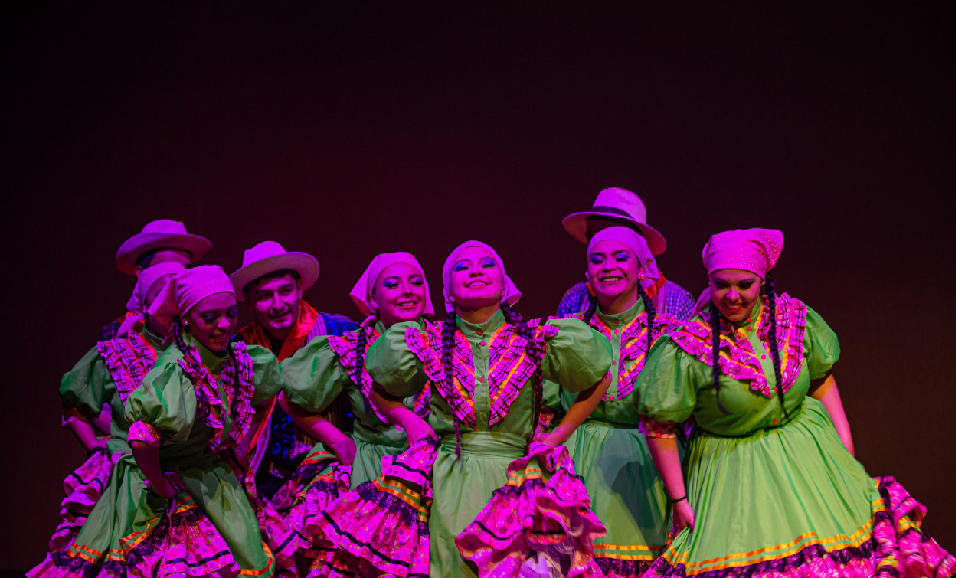 Compañía de danza en un escenario