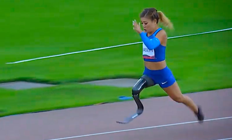 Mujer con discapacidad compitiendo en una carrera de atletismo