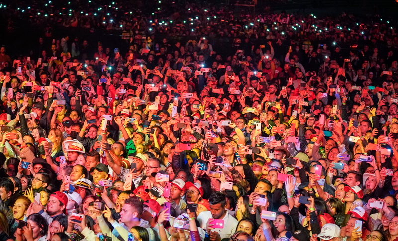 Multitud de personas en un concierto