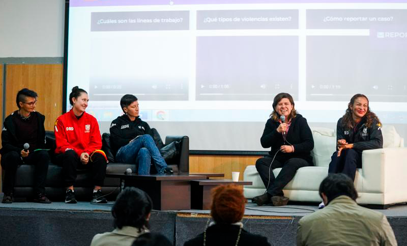 Mujeres conversando en un escenario