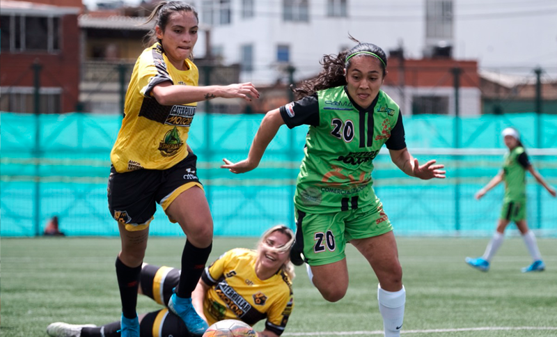 Mujeres jugando fútbol