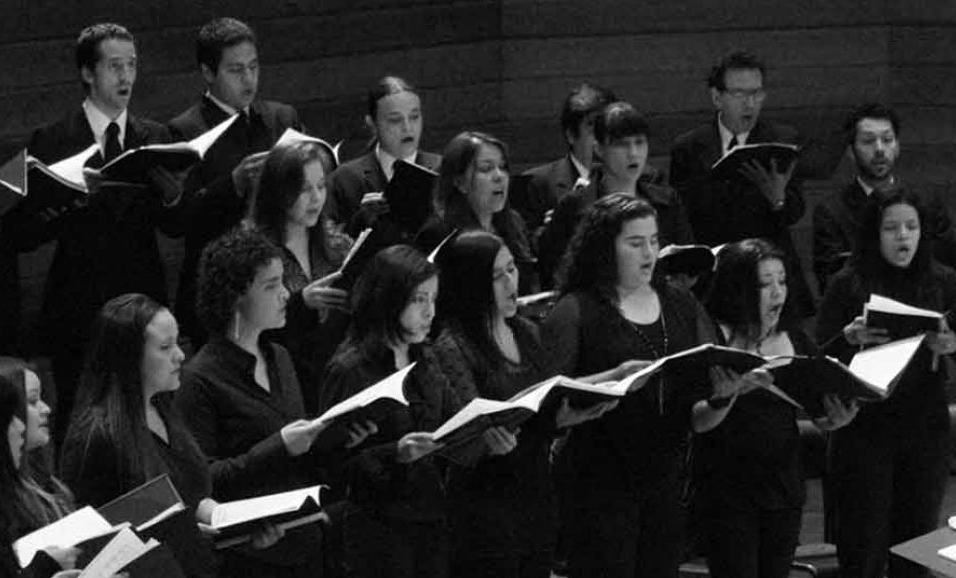 Grupo de personas cantando en un escenario