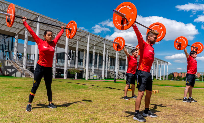 Personas levantando pesas