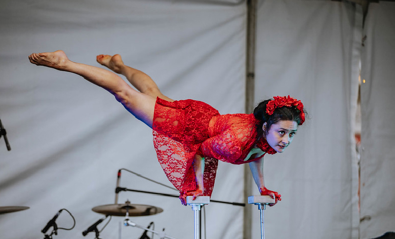 Mujer artista haciendo acrobacia