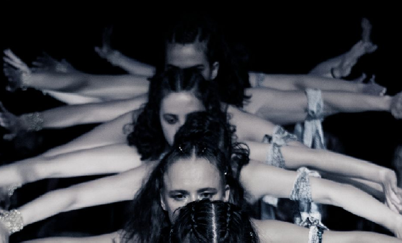 Mujeres danzando en un escenario