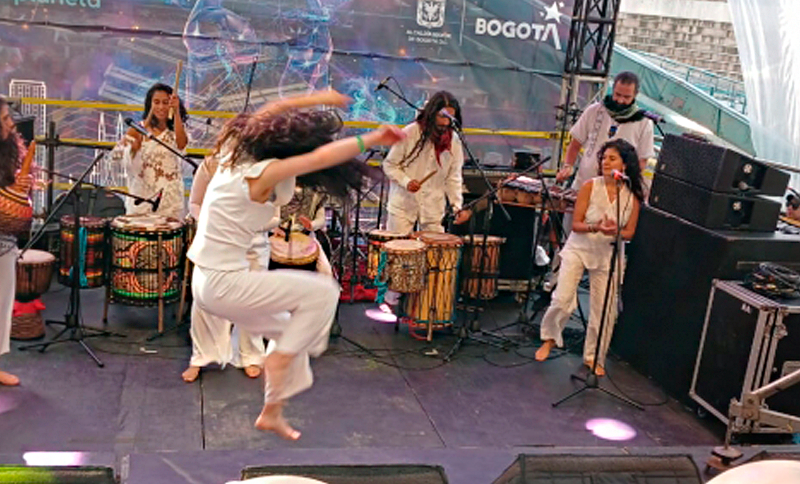 Agrupación danzando en un escenario