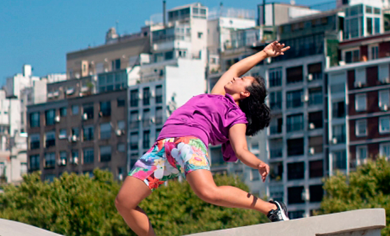 Mujer danzando al aire libre