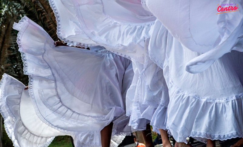 Faldas típicas y mujeres bailando