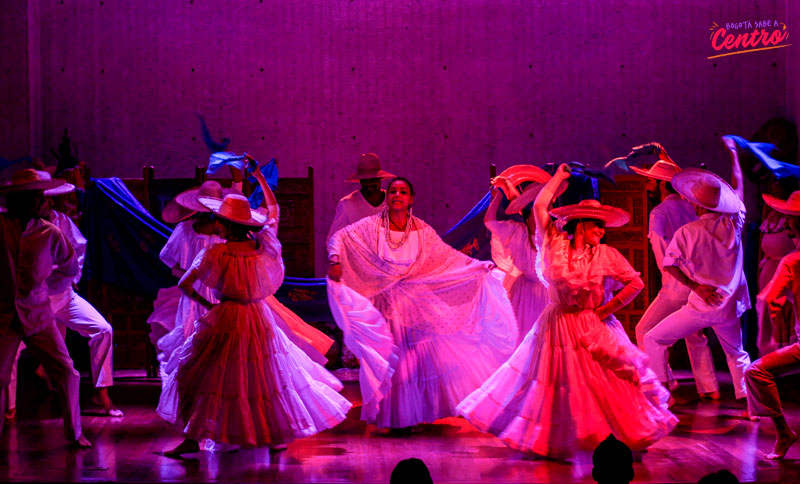 Personas danzando en un escenario