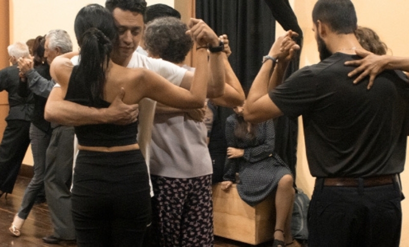 Personas bailando en parejas