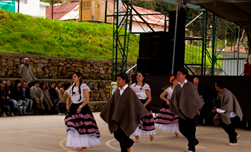 Personas danzando en un escenario