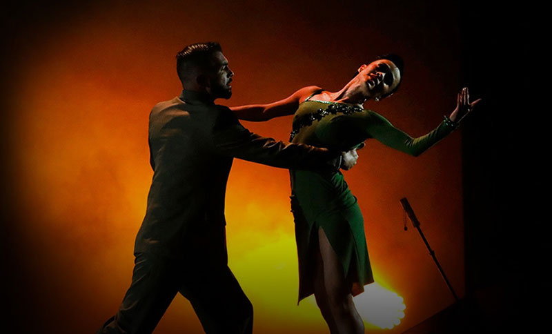 Dos personas danzando