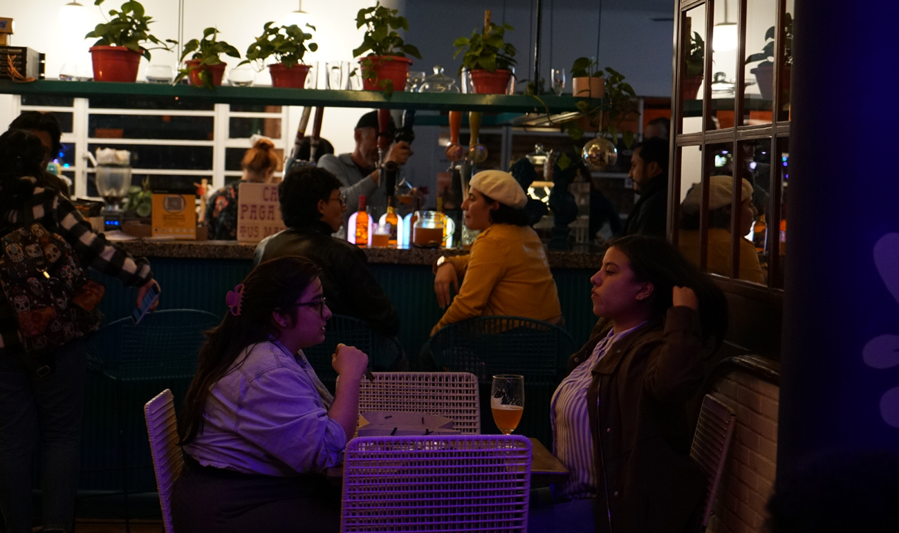 Dos personas disfrutando de planes nocturnos en Bogotá.