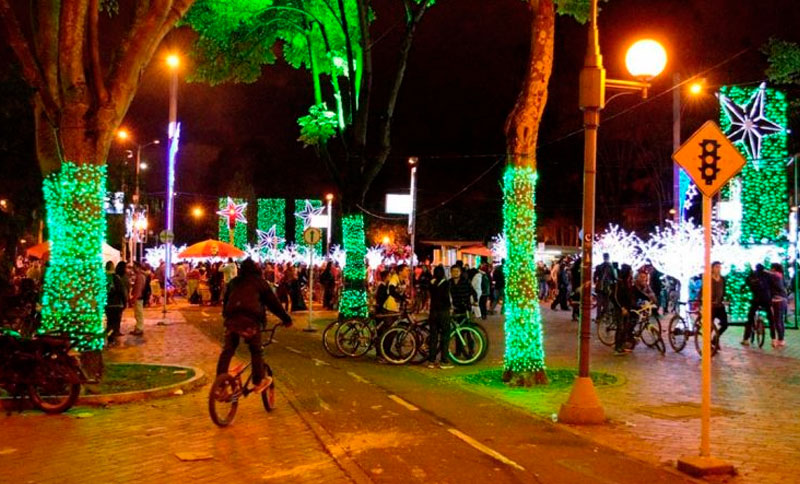 alumbrado navideño nocturno