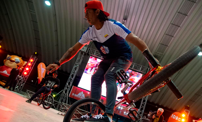 Joven montando bicicleta