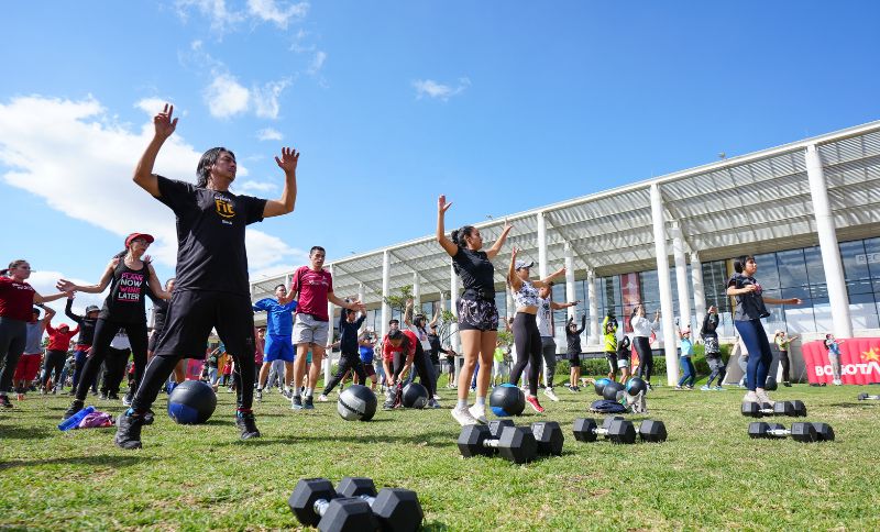 Personas haciendo ejercicio al aire libre