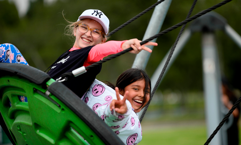 Niñas jugando en un parque