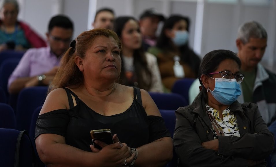 Personas participando en un diálogo ciudadano