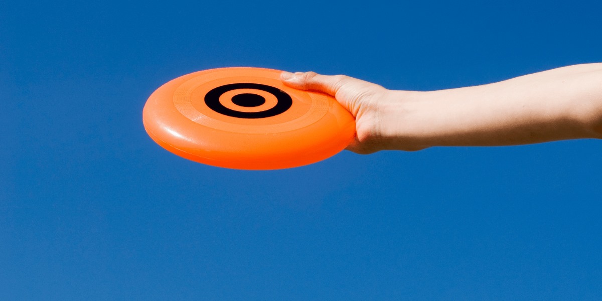 Disco de frisbee en la mano.