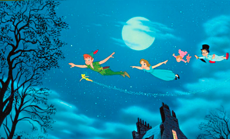 Peter Pan volando por los cielos con sus amigos