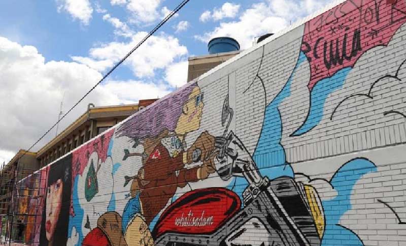 grafiti de un motociclista pintado en un muro 