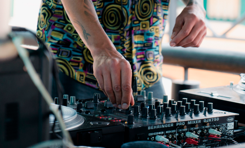Dj con una consola