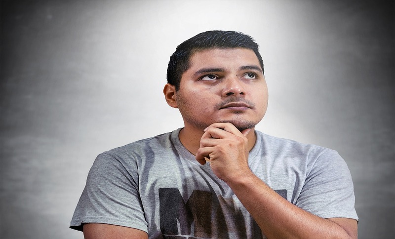 Hombre joven pensando
