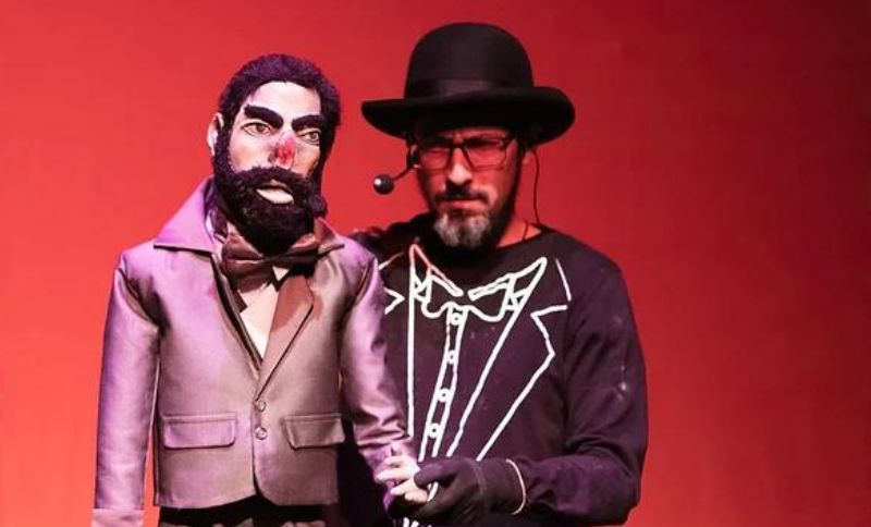 Personajes de la obra 'La increíble historia de la nariz del Dr. Freud' en escena