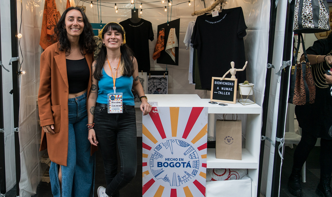 Dos emprendedoras en la feria Hecho en Bogotá.