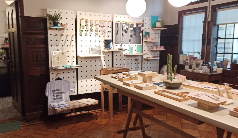 Interior de un emprendimiento de joyeria y ropa