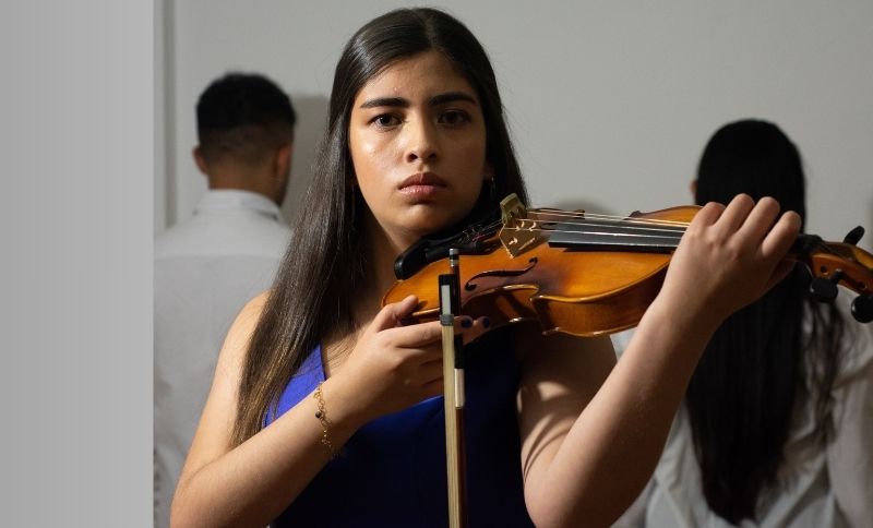 Mujer tocando el violín
