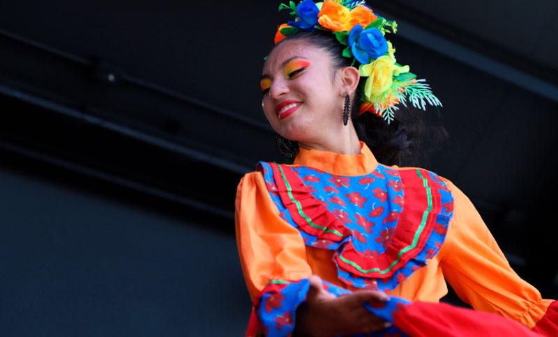 Mujer danzando en un escenario