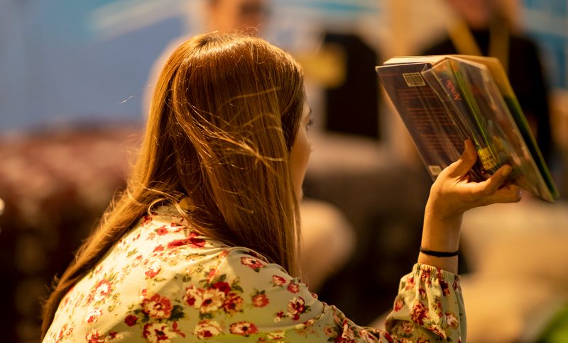 Mujer con un libro en la mano