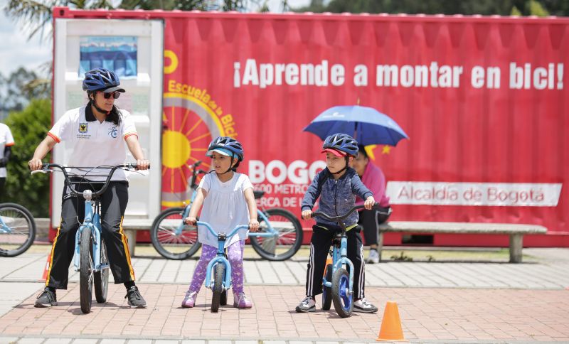 Madre e hijos montando bicicleta al aire libre