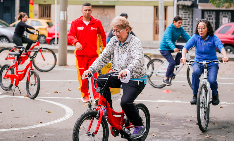 Personas participando en la Escuela de la Bici