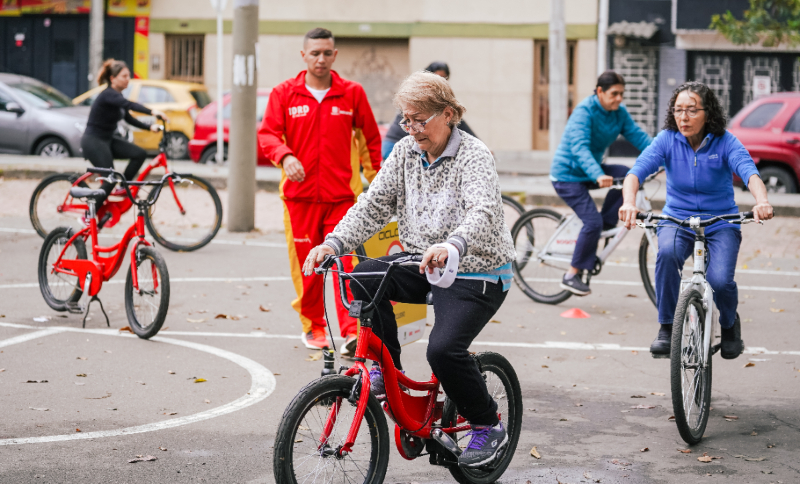 Persona aprendiendo a montar bicicleta
